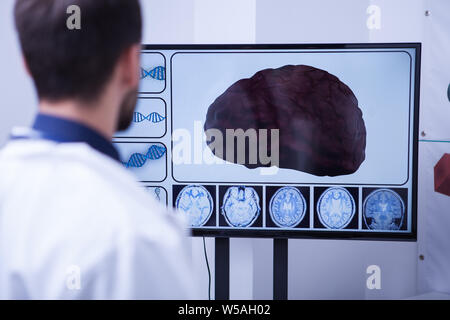 Junger Arzt die Kontrolle einer Gehirn nach Nerv Chirurgie. Gehirn mit schweren Problemen. Stockfoto