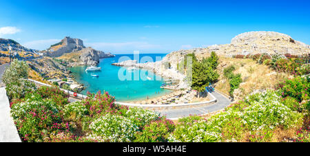 Lindos - Panoramablick auf St. Paul Bay mit Blick auf die Akropolis von Lindos (Rhodos, Griechenland) Stockfoto