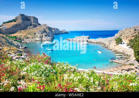 Lindos - Panoramablick auf St. Paul Bay mit Blick auf die Akropolis von Lindos (Rhodos, Griechenland) Stockfoto