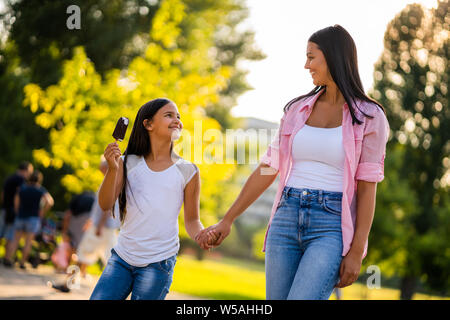 Happy Family in schöne Zeit im Park zusammen. Stockfoto