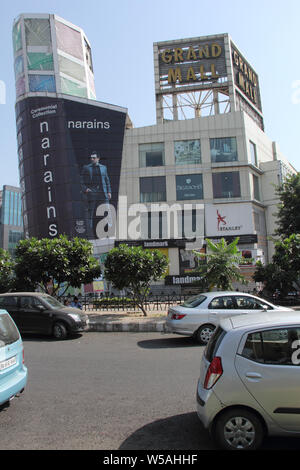 Einkaufszentrum am Straßenrand, Gurgaon, Haryana, Indien Stockfoto