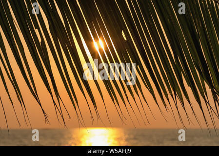 Sonnenuntergang auf einem wunderschönen tropischen Strand auf Koh Chang Insel in Thailand. Stockfoto