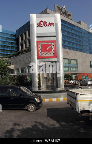 Einkaufszentrum am Straßenrand, Gurgaon, Haryana, Indien Stockfoto