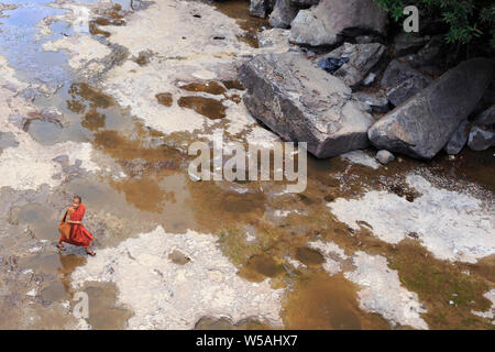 Popokvil Wasserfall, Kep, Kambodscha - 27. April 2014: Mönche besuchen Kep Wasserfall in der Nähe von Kep in Kambodscha. Die Wasserfälle liegen am Rand des Highland März Stockfoto