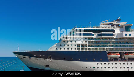Ein grosses Kreuzfahrtschiff im Hafen der Adria festgemacht, wartet auf Fahrgäste. Es gibt Vier orange Rettungsboote im Ausland von einem Kreuzfahrtschiff in Kop Stockfoto