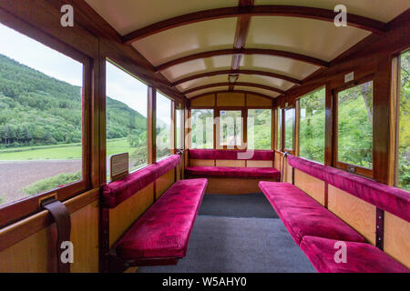 Der Blick von einer speziell angepassten Schlitten für Rollstuhlfahrer auf der Talyllyn Railway, Gwynedd, Wales, Großbritannien Stockfoto