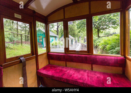 Der Blick von einer speziell angepassten Schlitten für Rollstuhlfahrer durch Dolgoch Station auf der Talyllyn Railway, Gwynedd, Wales, Großbritannien Stockfoto