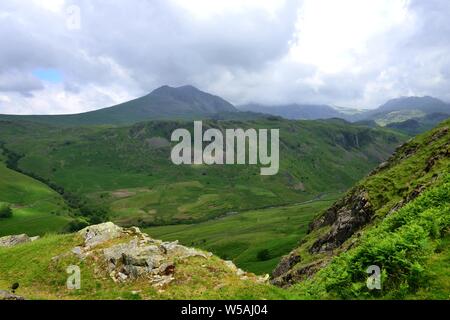 Blick nach Westen über die Esk Valley zu England's höchster Gipfel, Scafell Pike in der westlichen Lake District Stockfoto