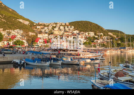 Kas, Turket - November 6, 2018: Die schöne Stadt am Mittelmeer Kas bei Sonnenuntergang, Türkei. Boote im Hafen von Kas Stockfoto