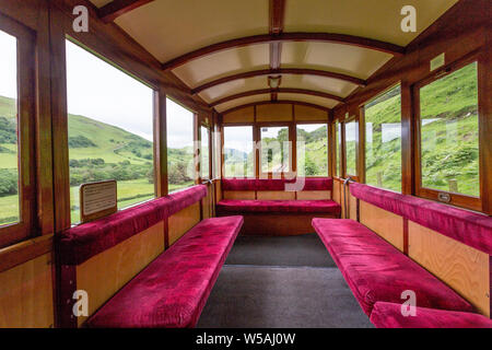 Der Blick von einer speziell angepassten Schlitten für Rollstuhlfahrer auf der Talyllyn Railway, Gwynedd, Wales, Großbritannien Stockfoto