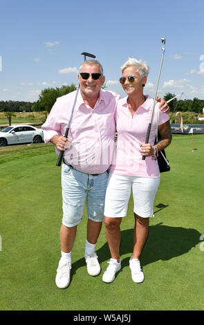 27 Juli 2019, Sachsen, Machern: Heinz Hoenig, Schauspieler, und seine Frau Annika Kärsten-Hoenig sind auf dem Kurs an der GRK-Golf-Charity Meister. Zum 12. Mal prominente sammeln Spenden für karitative Zwecke an der Non-profit-Turnier. Foto: Jens Kalaene/dpa-Zentralbild/dpa Stockfoto