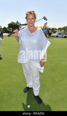 27 Juli 2019, Sachsen, Machern: Schauspielerin Suzanne von Borsody ist auf dem Kurs an der GRK-Golf-Charity Meister. Zum 12. Mal prominente sammeln Spenden für karitative Zwecke an der Non-profit-Turnier. Foto: Jens Kalaene/dpa-Zentralbild/dpa Stockfoto