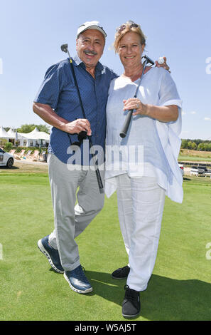 27 Juli 2019, Sachsen, Machern: Wolfgang Stumph, Schauspieler, und Suzanne von Borsody, Schauspielerin, sind auf dem Kurs an der GRK-Golf-Charity Meister. Zum 12. Mal prominente sammeln Spenden für karitative Zwecke an der Non-profit-Turnier. Foto: Jens Kalaene/dpa-Zentralbild/dpa Stockfoto