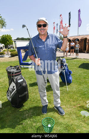 27 Juli 2019, Sachsen, Machern: Schauspieler Wolfgang Stumph auf dem Kurs an der GRK-Golf-Charity Meister. Zum 12. Mal prominente sammeln Spenden für karitative Zwecke an der Non-profit-Turnier. Foto: Jens Kalaene/dpa-Zentralbild/dpa Stockfoto