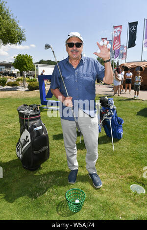 27 Juli 2019, Sachsen, Machern: Schauspieler Wolfgang Stumph auf dem Kurs an der GRK-Golf-Charity Meister. Zum 12. Mal prominente sammeln Spenden für karitative Zwecke an der Non-profit-Turnier. Foto: Jens Kalaene/dpa-Zentralbild/dpa Stockfoto