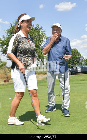 27 Juli 2019, Sachsen, Machern: Wolfgang Stumph, Schauspieler, und Katarina Witt, ehemalige Eiskunstläuferin, sind auf dem Kurs an der GRK-Golf-Charity Meister. Zum 12. Mal prominente sammeln Spenden für karitative Zwecke an der Non-profit-Turnier. Foto: Jens Kalaene/dpa-Zentralbild/dpa Stockfoto