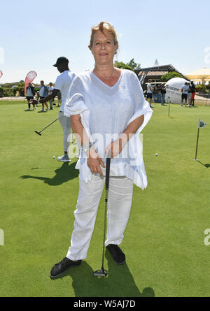 27 Juli 2019, Sachsen, Machern: Schauspielerin Suzanne von Borsody ist auf dem Kurs an der GRK-Golf-Charity Meister. Zum 12. Mal prominente sammeln Spenden für karitative Zwecke an der Non-profit-Turnier. Foto: Jens Kalaene/dpa-Zentralbild/dpa Stockfoto