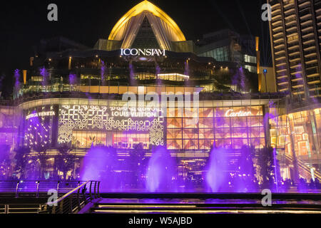 Bangkok, Thailand - 5. März 2019: Multimedia springbrunnenshow Iconsiam, modernen Luxus Shopping Mall auf dem Chao Phraya in Bangkok. Stockfoto