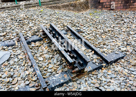 Ein Abschnitt der Zahnstange und Ritzel Track aus der Snowdon Mountain Railway angezeigt in Tywyn Wharf Station auf der Talyllyn Railway, Gwynedd, Wales, Großbritannien Stockfoto