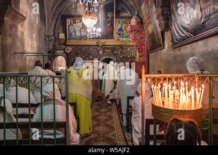 Jerusalem, Israel - 21. November 2018: Christian Masse innerhalb des Äthiopischen Kapelle in der Kirche des Heiligen Grabes in Jerusalem. Stockfoto