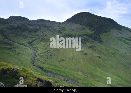 Die Linie von Piers Gill unter Scafell Pike Stockfoto