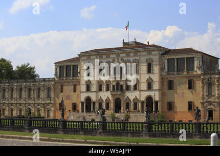 Piazzola sul Brenta, Italien, 18. Mai 2014: Sehr schöner Garten der fabelhaften Villa Contarini in Piazzola sul Brenta Stockfoto