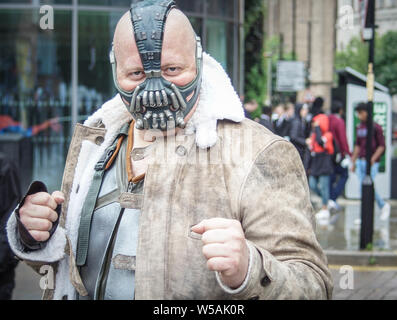 Manchester, Großbritannien. 27. Juli 2019. Ein Album wie Ihre Lieblings Charakter bei Tag 1 von Manchester MCM Comic Con 2019 in Manchester Central gekleidet. Credit: Ioannis Alexopoulos/Alamy leben Nachrichten Stockfoto