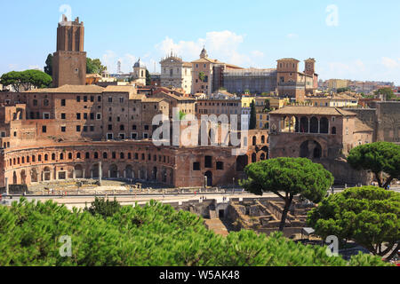 Rom, Italien, 5. September 2014: Panoramablick auf das Forum mit der Trajan Spalte. Rom, Italien Stockfoto