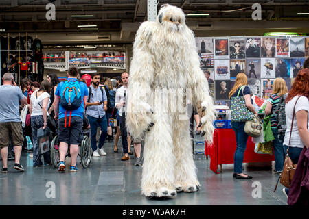 LONDON - Juli 27, 2019: Ein cosplay Künstler während der London Film and Comic Con 2019 am Messegelände Olympia, Hammersmith. Nur redaktionelle Verwendung Stockfoto