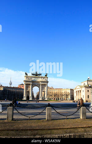 Mailand, Italien - Januar 24, 2015: Arco della Pace, im Jahre 1807 von dem Architekten Luigi Cagnola unter der napoleonischen Herrschaft, ist einer der bekanntesten der Stadt. Stockfoto