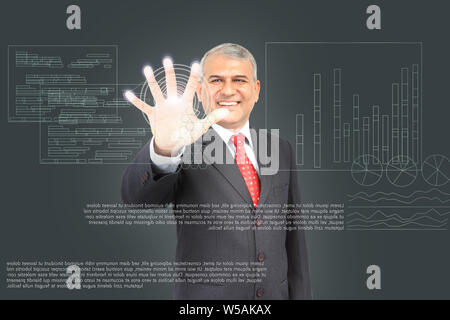 Geschäftsmann berühren Id-Karte auf futuristische Virtual Touch Screen Schnittstelle Stockfoto