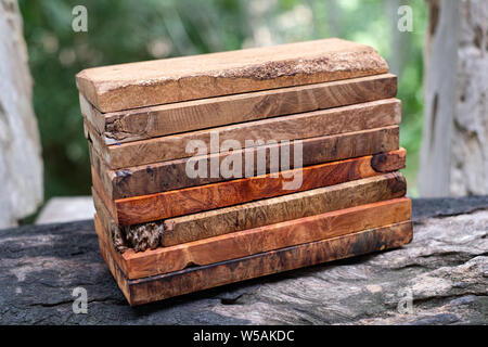 Gesägte Holz Wurzelholz gestreifte für das Handwerk vorbereiten Stockfoto