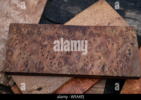 Gesägte Holz Wurzelholz gestreifte für das Handwerk vorbereiten Stockfoto