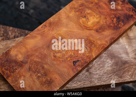 Gesägte Holz Wurzelholz gestreifte für das Handwerk vorbereiten Stockfoto