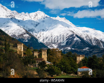 Blick auf die swanischen Türme in Mestia Dorf gegen Berge mit Gletschern Schneeberge. Obere Swanetien, Georgia. Georgische Wahrzeichen Stockfoto