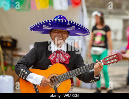 London, Großbritannien. 27. Juli, 2019. "El Mexicano" in Guildhall Yard, London, UK im Rahmen der Fiesta de Mexico, Mexico's feiern reichen und bunten Kultur, die vom 26./28. Juli läuft. Credit: Tommy London/Alamy leben Nachrichten Stockfoto