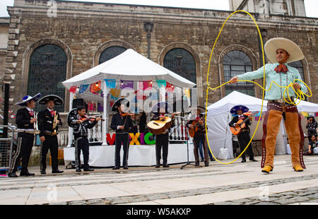 London, Großbritannien. 27. Juli, 2019. "El Mexicano" in Guildhall Yard, London, UK im Rahmen der Fiesta de Mexico, Mexico's feiern reichen und bunten Kultur, die vom 26./28. Juli läuft. Credit: Tommy London/Alamy leben Nachrichten Stockfoto