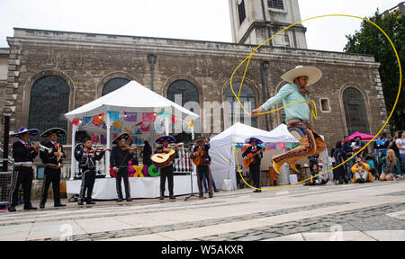 London, Großbritannien. 27. Juli, 2019. "El Mexicano" in Guildhall Yard, London, UK im Rahmen der Fiesta de Mexico, Mexico's feiern reichen und bunten Kultur, die vom 26./28. Juli läuft. Credit: Tommy London/Alamy leben Nachrichten Stockfoto