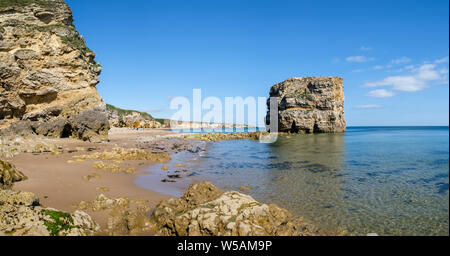 Marsden Rock und der Sandstrand von Marsden Bay an der Küste in der Nähe von South Shields South Tyneside, Tyne und Wear Stockfoto