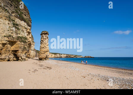 Lot's Frau meer-Stack auf dem sandigen Strand an der Marsden Bay an der Küste in der Nähe von South Shields South Tyneside, Tyne und Wear Stockfoto