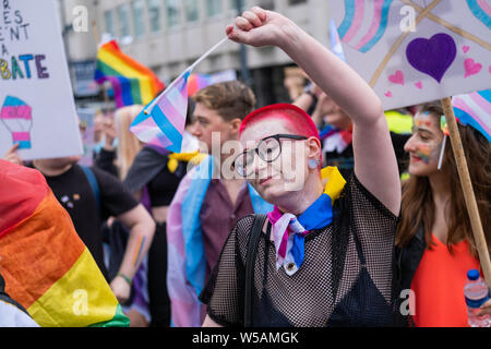 Liverpool, Großbritannien. Juli 27, 2019. Tausende von Menschen, trotz des Regens, beteiligten sich an einem Marsch durch das Stadtzentrum von Liverpool am Samstag, 27. Juli 2019 LGBT + und ihrer lebendigen Gemeinschaft unter dem Motto zu feiern," kommen, wie Sie sind". Die Veranstaltung wird jährlich im Gedenken an den Tod von Michael Causer, ein junger homosexueller Mann, der in der Stadt im Jahr 2008 ermordet wurde. Quelle: Christopher Middleton/Alamy leben Nachrichten Stockfoto