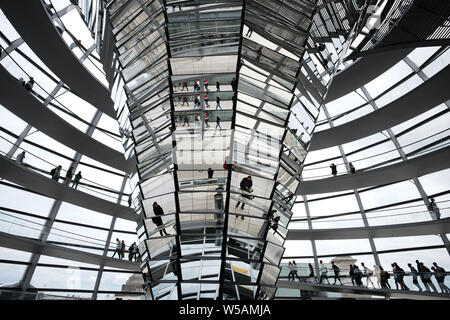 Der Reichstag Glas Kuppel des Reichstages in Berlin entworfen, das der britische Architekt Norman Foster, die Wiedervereinigung Deutschlands zu symbolisieren gebaut Stockfoto