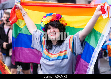 Liverpool, Großbritannien. Juli 27, 2019. Tausende von Menschen, trotz des Regens, beteiligten sich an einem Marsch durch das Stadtzentrum von Liverpool am Samstag, 27. Juli 2019 LGBT + und ihrer lebendigen Gemeinschaft unter dem Motto zu feiern," kommen, wie Sie sind". Die Veranstaltung wird jährlich im Gedenken an den Tod von Michael Causer, ein junger homosexueller Mann, der in der Stadt im Jahr 2008 ermordet wurde. Quelle: Christopher Middleton/Alamy leben Nachrichten Stockfoto