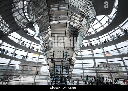 Der Reichstag Glas Kuppel des Reichstages in Berlin entworfen, das der britische Architekt Norman Foster, die Wiedervereinigung Deutschlands zu symbolisieren gebaut Stockfoto