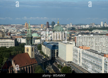 Blick auf Berlin Vom Alexanderplatz West Richtung Zentrum, die in der Kirche St. Mary (links) und der Berliner Dom Kirche mit ihrer Kuppel (Mitte). Stockfoto