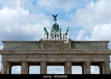 Die Bradenburg Tor, ein neoklassizistisches Denkmal in Berlin gebaut, von Friedrich Wilhelm II. von Preußen in Auftrag gegeben und 1791 abgeschlossen. Stockfoto