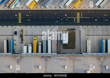 Luftaufnahme der Distribution Center, drone Fotografie der industriellen Logistik Zone. Stockfoto