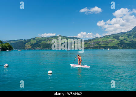 Stand up Paddeln auf dem See Thun, Spiez, Berner Oberland, Schweiz, Europa Stockfoto