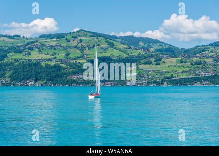 Segelboot auf dem See Thun, Spiez, Berner Oberland, Schweiz, Europa Stockfoto