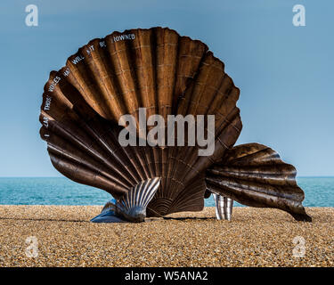 Die Jakobsmuscheln in Henne Strand - Jakobsmuscheln, eine Hommage an Benjamin Britten von Suffolk Künstler Maggi Hambling. 4,6 m Entfernung, 15 Meter hoch, vorgestellt 2003. Stockfoto